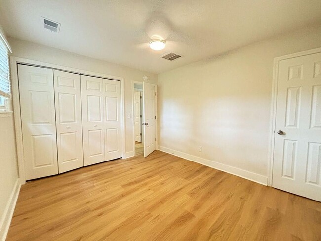 Building Photo - Fully Updated Home in Charleston