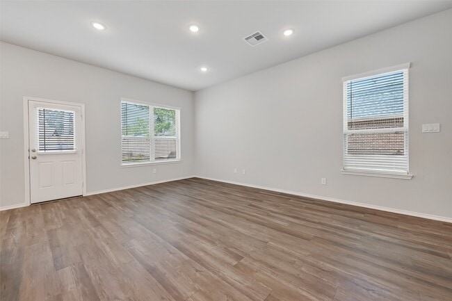 Building Photo - 1452 Glen Oaks Dr