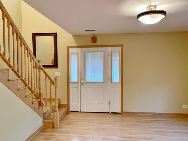Building Photo - Magnificent 4 Bed / 4.5 Bath Elmhurst Home...