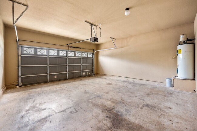 Building Photo - Available Now! Nice 3 Bedroom, 2.5 Bath Duplex located in New Braunfels!