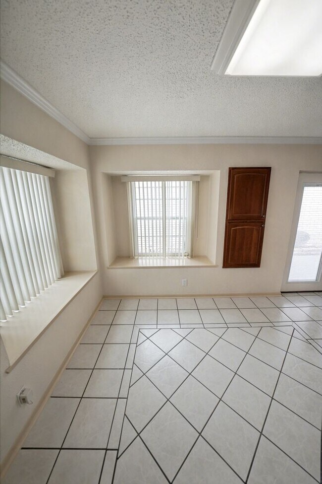 Building Photo - Charming 3-bed, 2-bath home in Universal C...