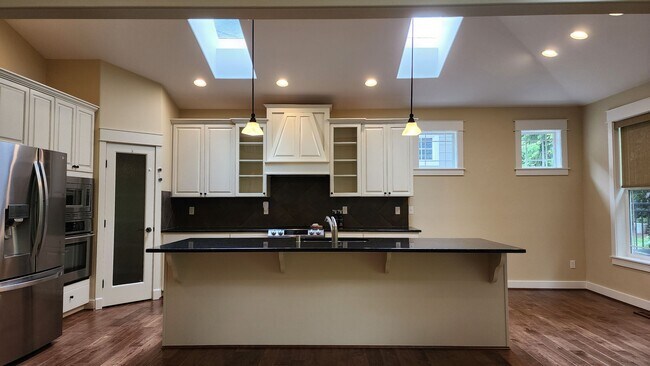 Building Photo - Beautiful Campus Glen 4-Bedroom!