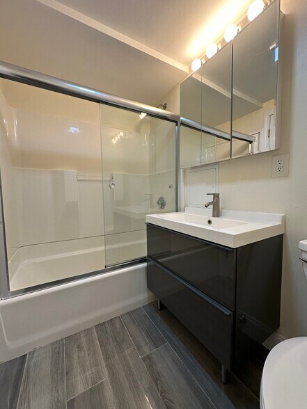 Building Photo - 1805 Beacon St