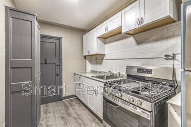 Building Photo - 807 Clara Ave