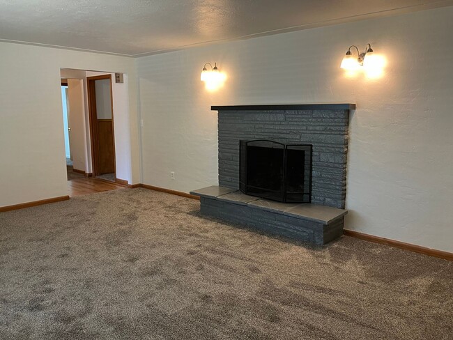 Building Photo - Large Three Bedroom Home in North Salem, C...