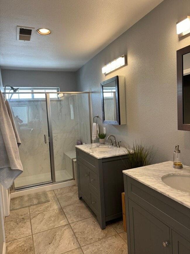Building Photo - 4 Bedroom home in Dixon