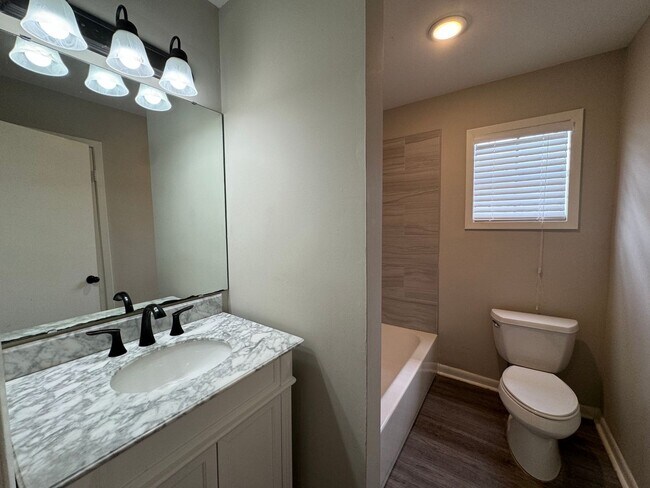 Building Photo - Excellent Location!  3 Bed 2.5 Bath Townhouse!