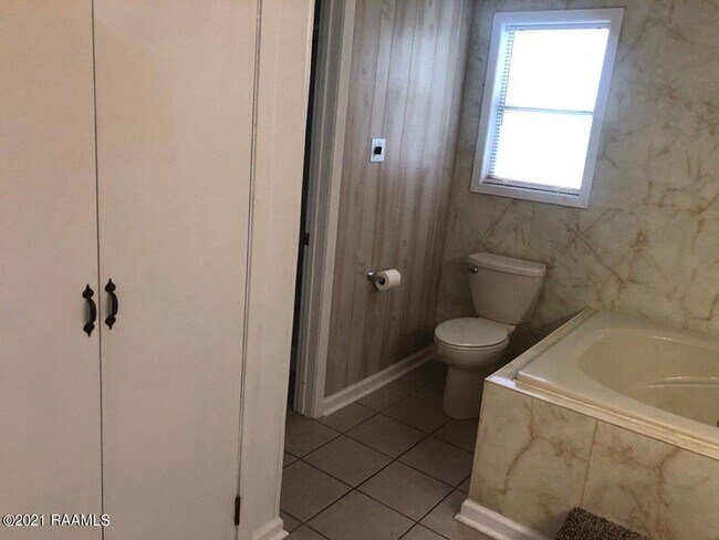 Building Photo - 2809 S Curtis Dr