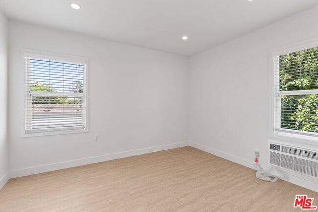 Building Photo - 5454 S San Vicente Blvd