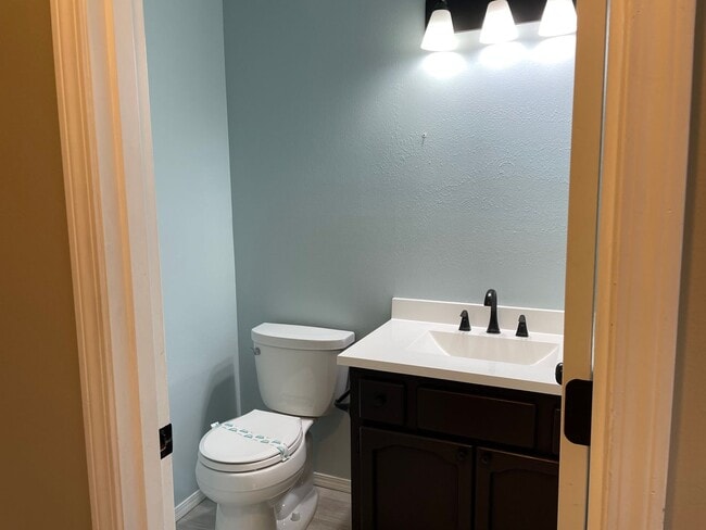 Building Photo - Spacious 5 Bedroom Home! Granite Counters! Pet friendly! Tons of Room for Entertaining!