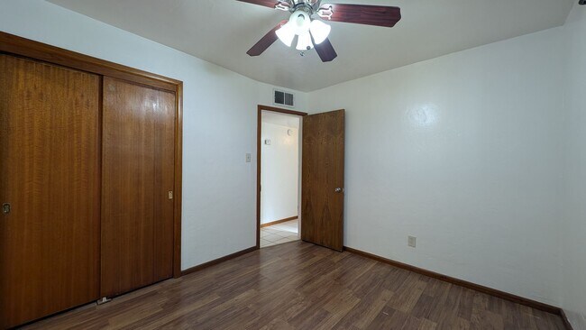 Building Photo - 3 Bedroom Home in the Hudson Manor Community Near S McClintok Dr and E Apache Blvd!