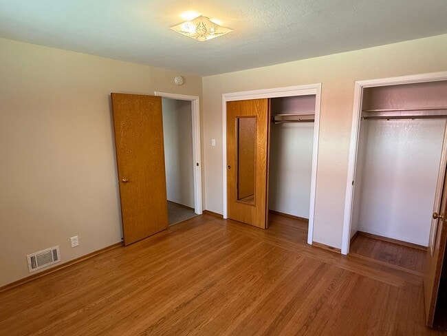Building Photo - Spacious 3 bedroom, 1.5 bathroom Home in R...