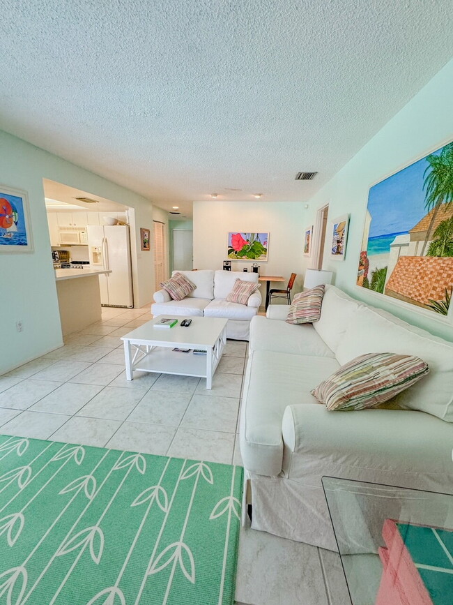 Building Photo - Gorgeous pool and spa home in central Sarasota