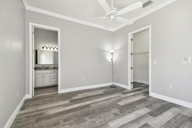 Building Photo - 6644 Country Club Rd