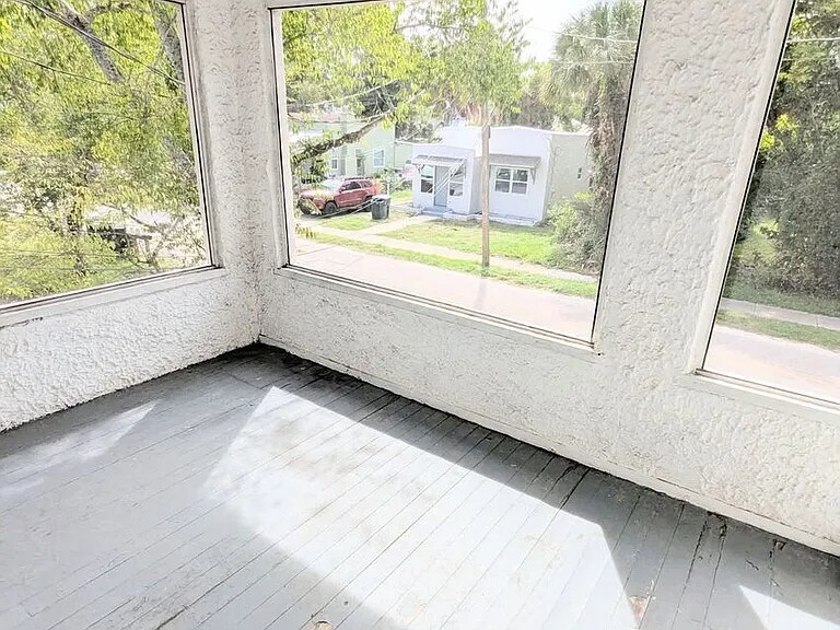 Building Photo - 635 Tanglewood St