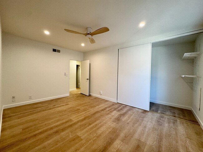 Building Photo - Stylish 2 bed + 2.5 bath + loft townhome n...