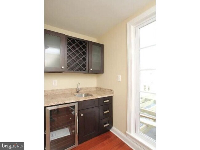 Building Photo - 2343 Catharine St