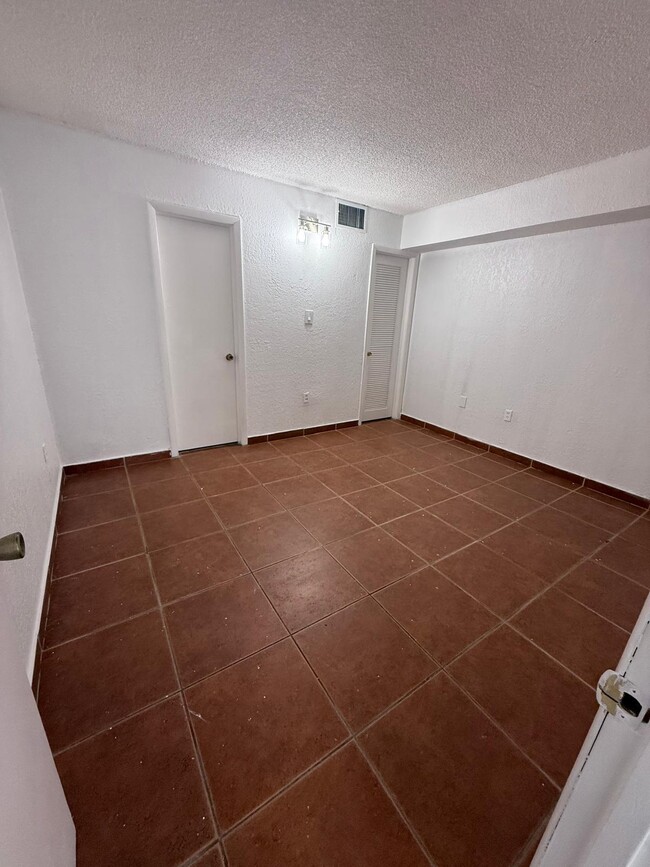 Building Photo - 1305 W 46th St