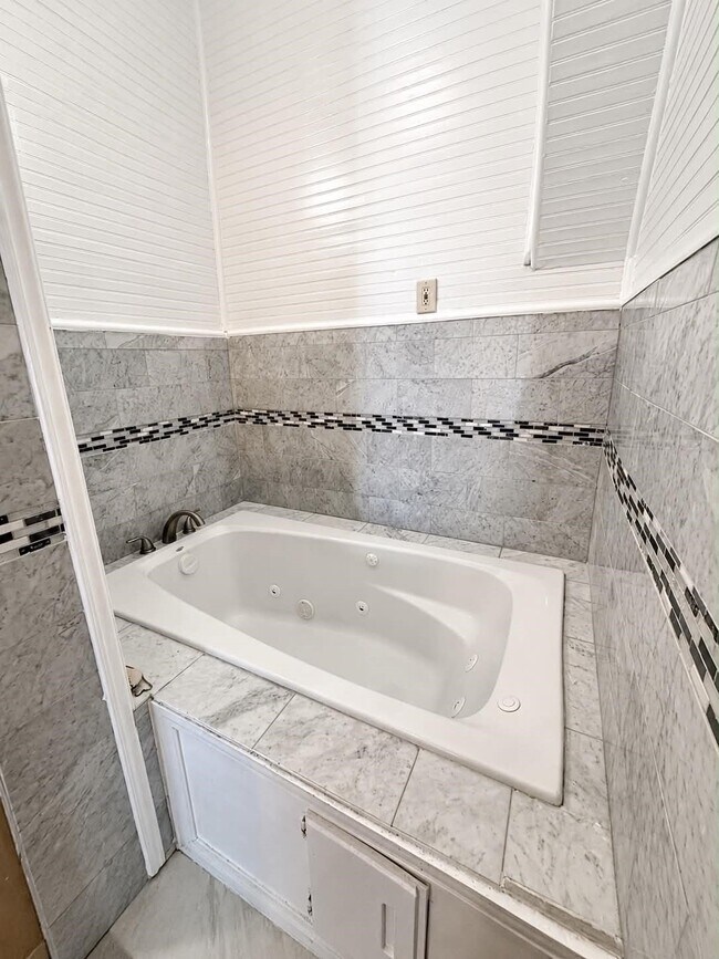 Building Photo - 2623 Avenue Q