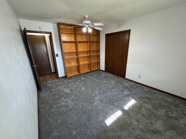 Building Photo - 3 bedroom 2 bath home with a bonus room in Davenport