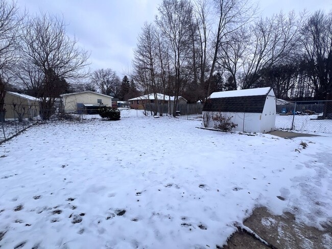 Building Photo - Updated 2 Bedroom Side by Side Duplex!