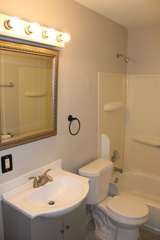 Building Photo - One Bedroom Second Floor Apartment- Dundal...