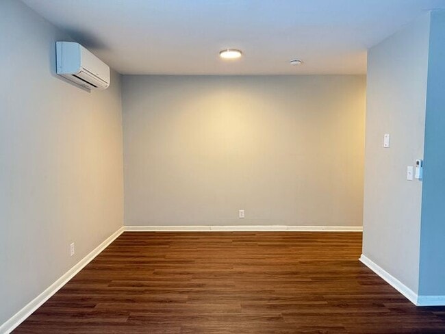 Building Photo - 2 Bedroom Unit was recently renovated. Live walking distance from the downtown square or steps fr...