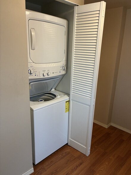 Building Photo - 305 Calder Ave