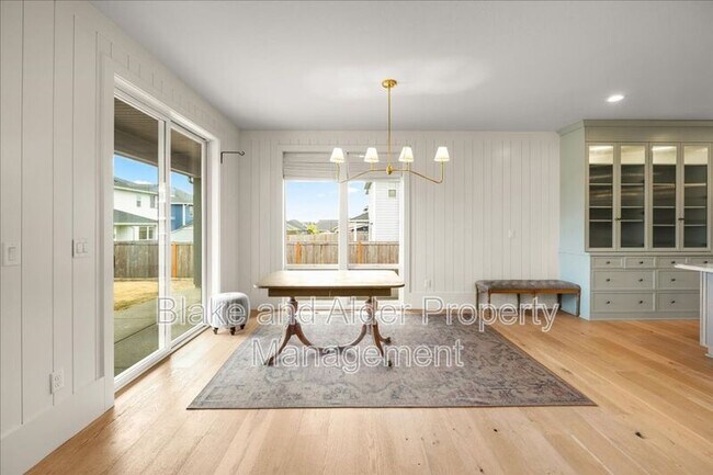 Building Photo - 496 NW Cascade Mountain Dr