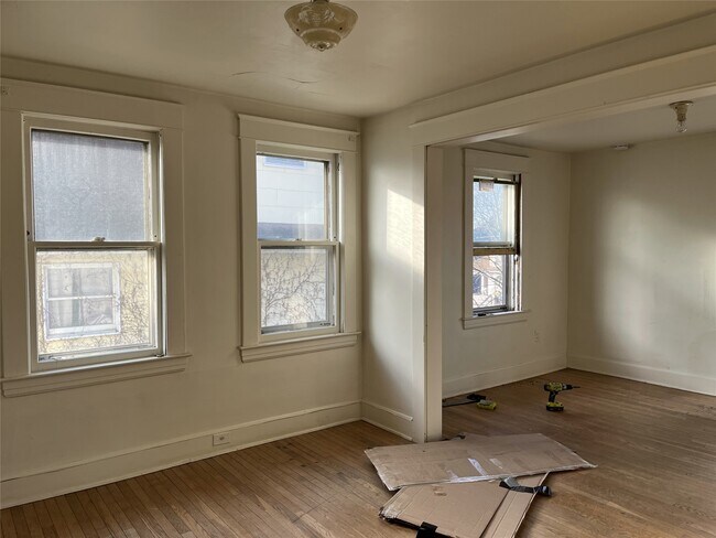 Building Photo - 124 Squires Ave