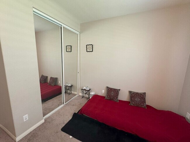 Building Photo - Beautiful Single Story House in New commun...