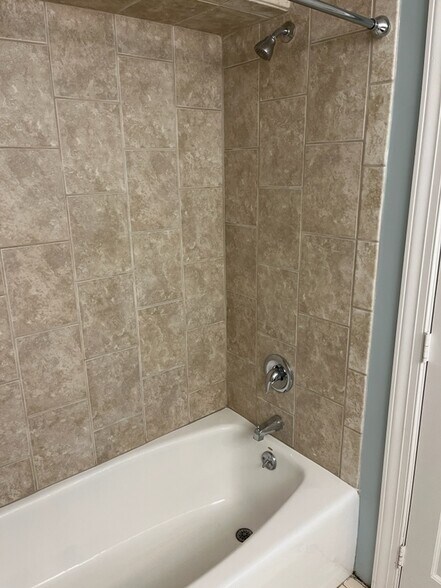 Full Bath - 2 River Rd