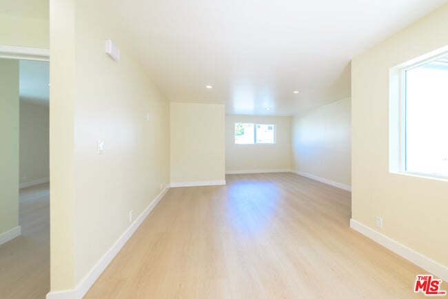 Building Photo - 2718 W 70th St