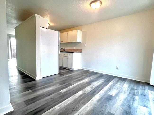 Building Photo - BRIGHT AND CLEAN GRESHAM TRIPLEX!! UPGRADE...