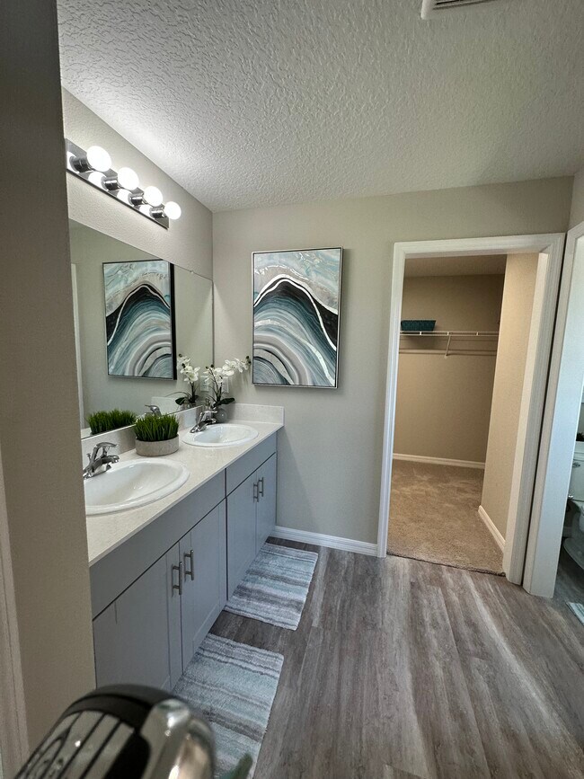 Master Bath - 12755 Tannencrest Dr