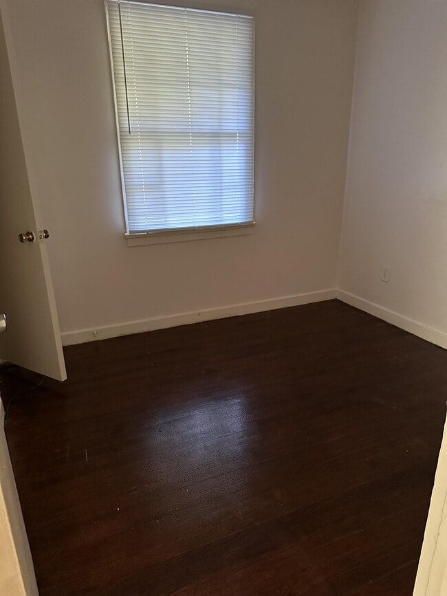 Building Photo - 2404 Knox Dr