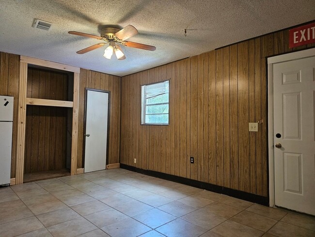 Building Photo - Cozy 3 Bedroom 2 bathroom Home in Prime Or...
