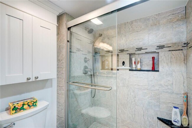 Building Photo - 10 NE Plantation Rd