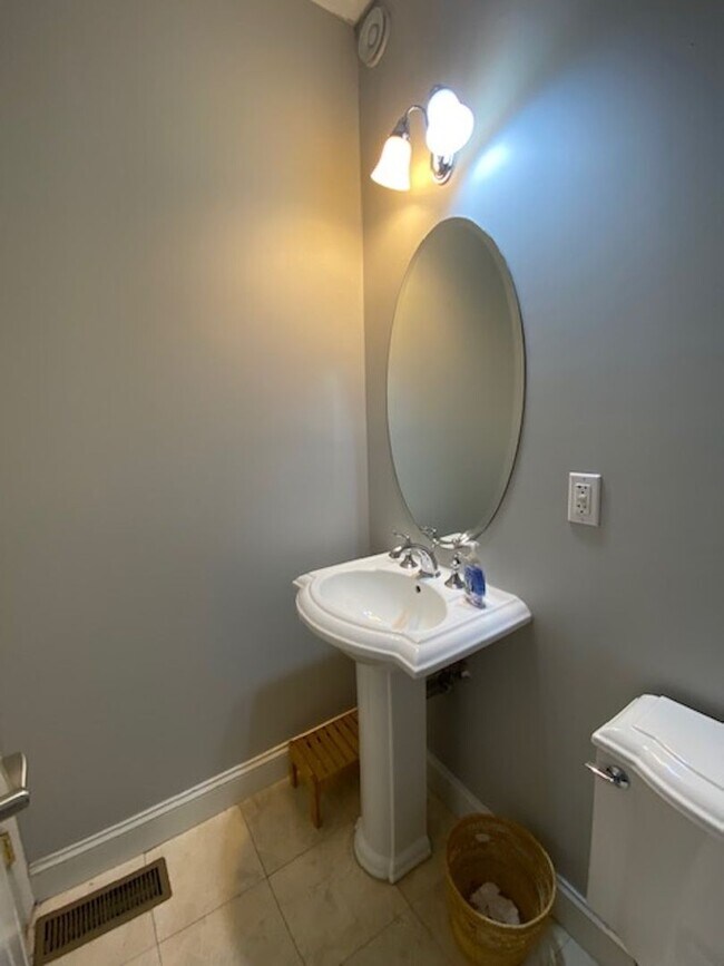 Building Photo - Three Bedroom 3.5 baths Townhouse for Rent...