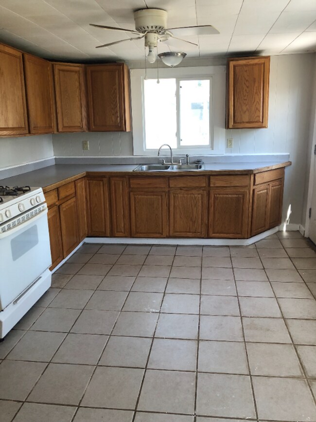 Building Photo - 206 Balsam St