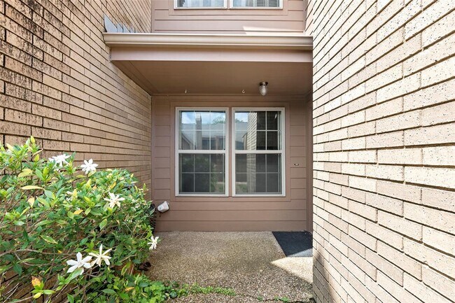 Building Photo - 3122 Camelot Dr