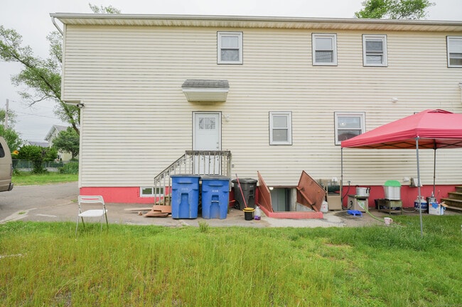 Building Photo - 377 Peck St