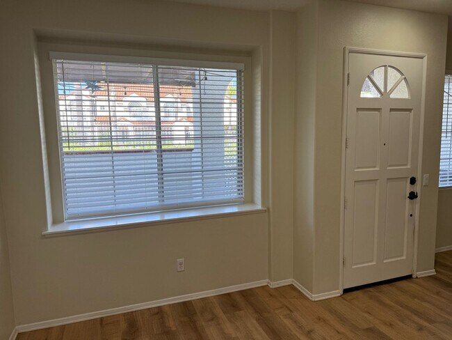 Building Photo - Beautiful Camarillo Townhome