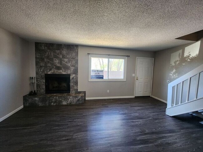 Building Photo - Spacious 3-bedroom, 2.5-bathroom Townhome