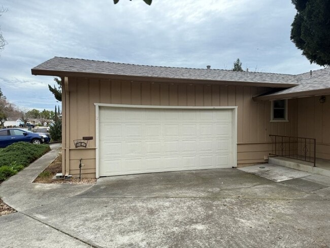 Building Photo - 2 Bedroom 2 Bath One Story Senior Community Vacaville *Star Rentals