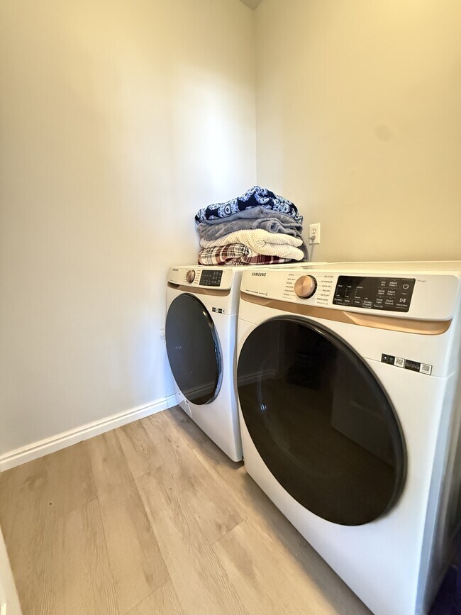 Building Photo - 4737 Oregon Trail Way W