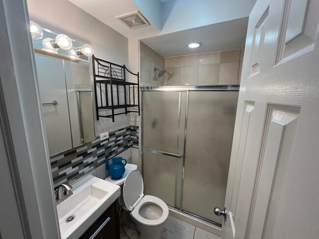 Building Photo - 9100 Lamon Ave