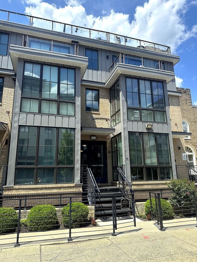 Building Photo - Spacious 2 bedroom/2 bathroom condo in a 2020 elevator building in Petworth