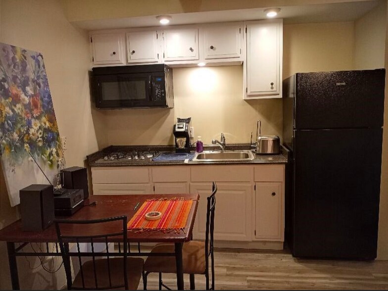 Kitchen w/ refrigerator, microwave, stove top, table+4 chairs - 23 Rexford St