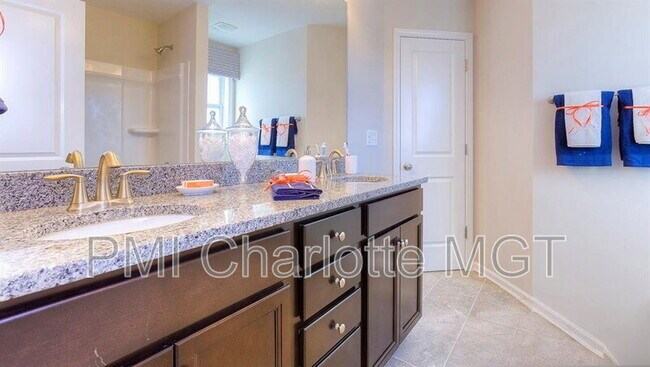 Building Photo - 1120 Walbury Hl